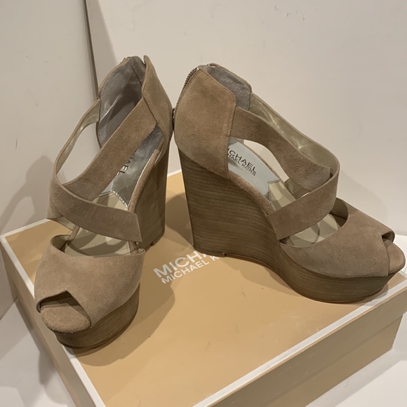 NWOT Michael Kors Wedge Light Beige Suede Platform Sandal Harley Silver Hardware - Picture 13 of 16